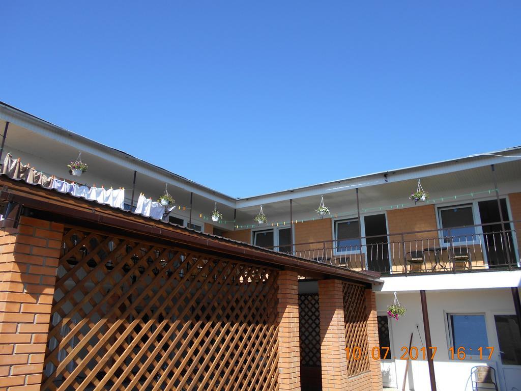 Lastochka Hotel Zaliznyy Port Exterior foto