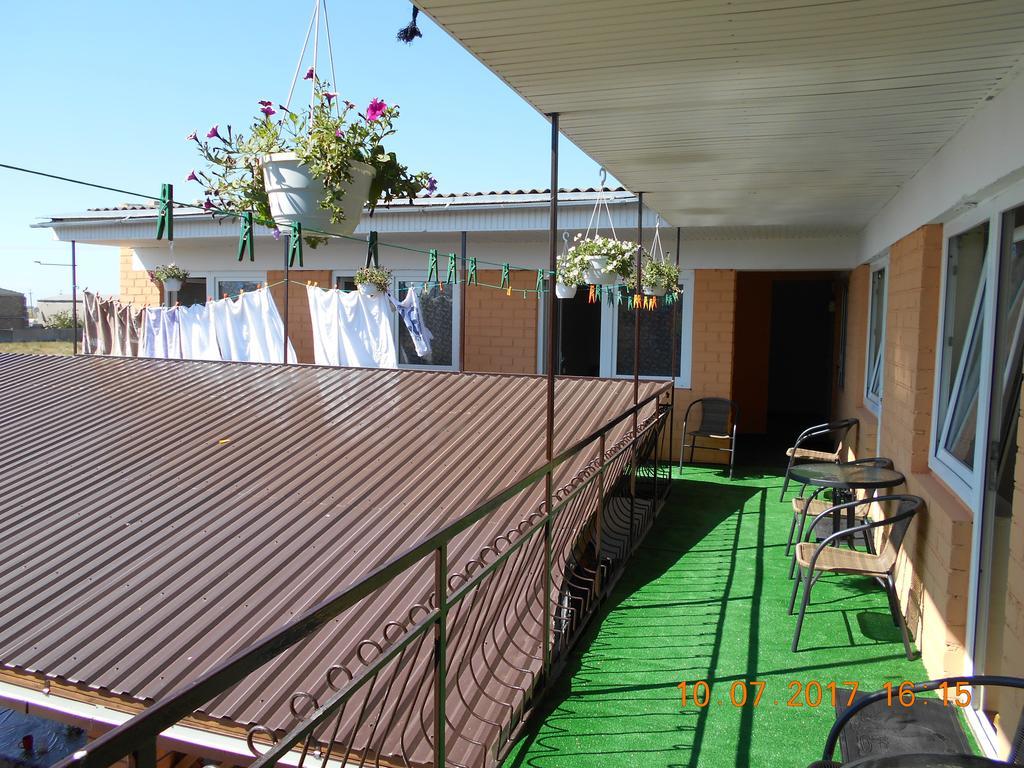 Lastochka Hotel Zaliznyy Port Exterior foto