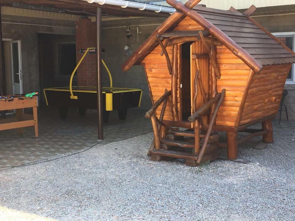 Lastochka Hotel Zaliznyy Port Exterior foto